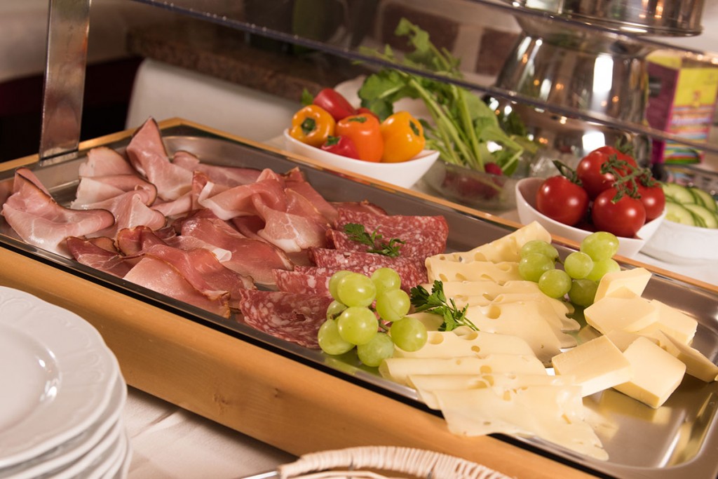 Frühstücksbuffet in der Pension Firn Sepp in Mauterndorf